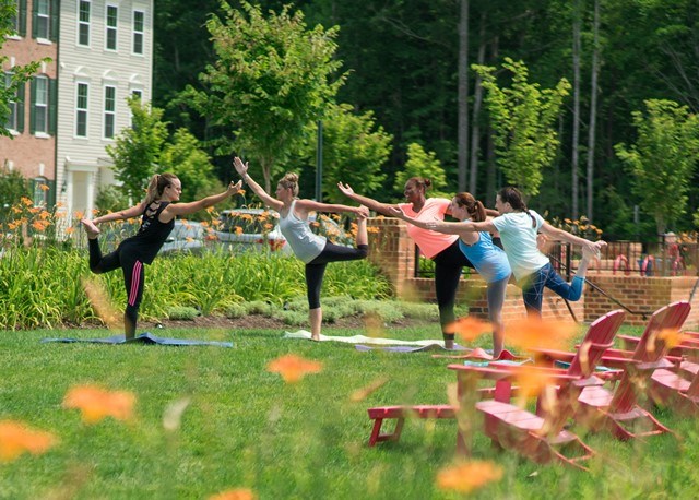 11-yoga-on-the-lawn-241-sp.jpg